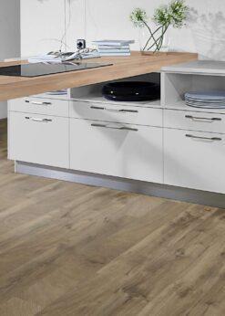 Cocina con suelo laminado Kaindl Roble Fresco Bark K4382-10