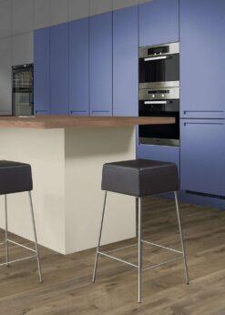 Cocina con suelo laminado Kaindl Roble Fresco Bark K4382-8