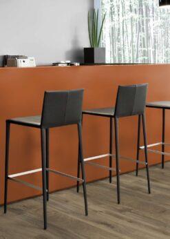 Cocina con suelo laminado Kaindl Roble Fresco Bark K4382-9