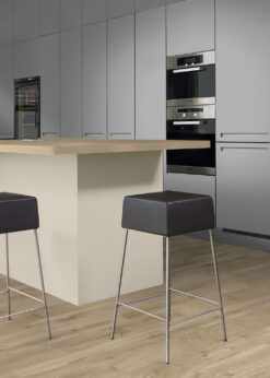 Cocina con suelo laminado Kaindl Roble Fresco Lodge K4381-12