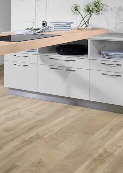 Cocina con suelo laminado Kaindl Roble Fresco Lodge K4381-14