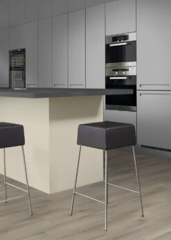 Cocina con suelo laminado Kaindl Roble Pleno K4350-12