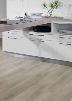 Cocina con suelo laminado Kaindl Roble Pleno K4350-15
