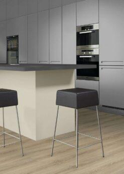 Cocina con suelo laminado Kaindl Roble Rosarno 37526-6