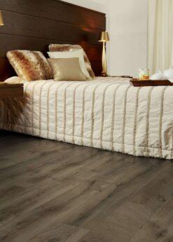 Dormitorio con suelo laminado Kaindl Roble Fresco Bark K4382-3