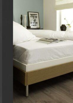 Dormitorio con suelo laminado Kaindl Roble Fresco Bark K4382-4