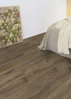 Dormitorio con suelo laminado Kaindl Roble Fresco Bark K4382-5