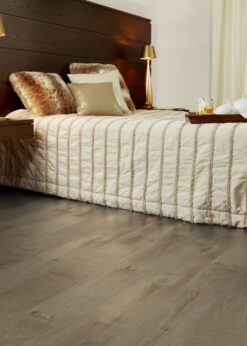 Dormitorio con suelo laminado Kaindl Roble Fresco Lodge K4381-7