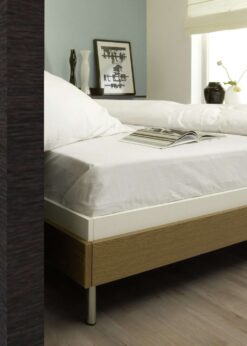 Dormitorio con suelo laminado Kaindl Roble Fresco Lodge K4381-8