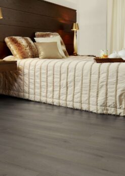 Dormitorio con suelo laminado Kaindl Roble Pleno K4350-7