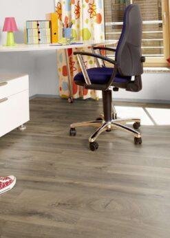 Estudio con suelo laminado Kaindl Roble Fresco Bark K4382-7