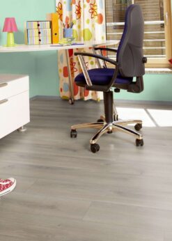 Estudio con suelo laminado Kaindl Roble Pleno K4350-11