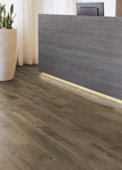 Oficina con suelo laminado Kaindl Roble Fresco Bark K4382-2