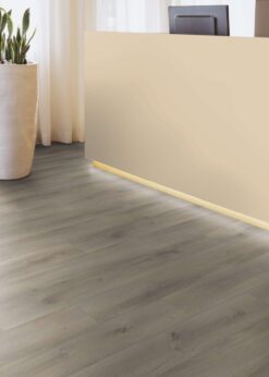 Oficina con suelo laminado Kaindl Roble Pleno K4350-6