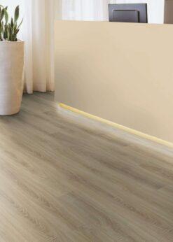 Oficina con suelo laminado Kaindl Roble Rosarno 37526-1