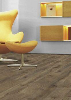 Sala con suelo laminado Kaindl Roble Fresco Bark K4382-6