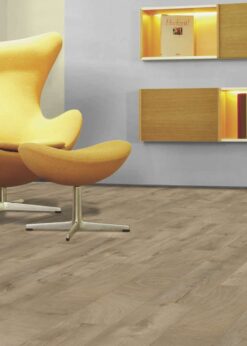 Sala con suelo laminado Kaindl Roble Fresco Lodge K4381-10