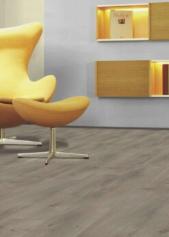 Sala con suelo laminado Kaindl Roble Pleno K4350-10