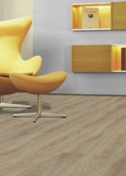 Sala con suelo laminado Kaindl Roble Rosarno 37526-4