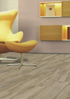 Sala con suelo laminado Kaindl Roble Tortona 37663 (13)