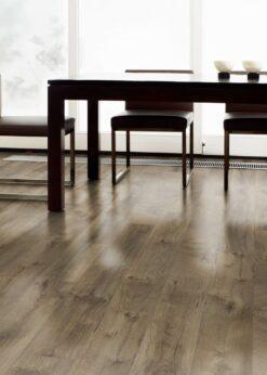 Salon con suelo laminado Kaindl Roble Fresco Bark K4382-11