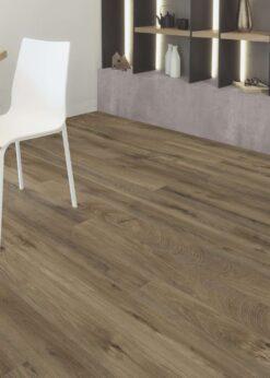 Salon con suelo laminado Kaindl Roble Fresco Bark K4382-12