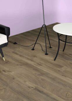 Salon con suelo laminado Kaindl Roble Fresco Bark K4382-13