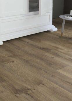 Salon con suelo laminado Kaindl Roble Fresco Bark K4382-14
