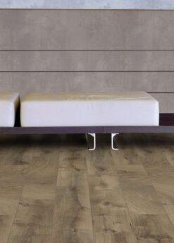 Salon con suelo laminado Kaindl Roble Fresco Bark K4382-15