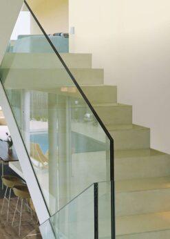 Salon con suelo laminado Kaindl Roble Fresco Bark K4382-16