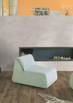 Salon con suelo laminado Kaindl Roble Fresco Bark K4382-17