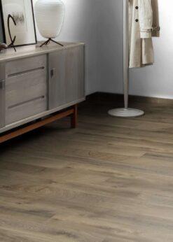 Salon con suelo laminado Kaindl Roble Fresco Bark K4382-18