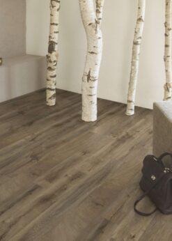 Salon con suelo laminado Kaindl Roble Fresco Bark K4382-19