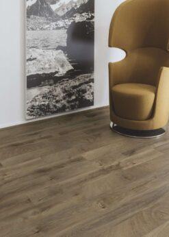 Salon con suelo laminado Kaindl Roble Fresco Bark K4382-20