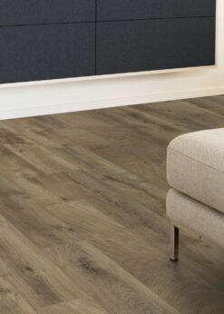 Salon con suelo laminado Kaindl Roble Fresco Bark K4382-21