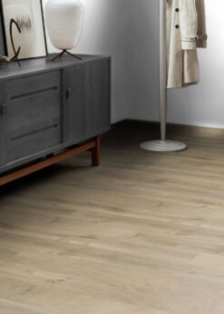 Salon con suelo laminado Kaindl Roble Fresco Lodge K4381-1