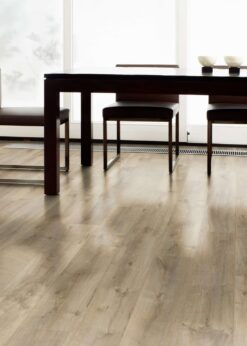 Salon con suelo laminado Kaindl Roble Fresco Lodge K4381-15