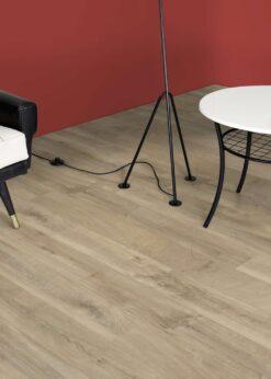 Salon con suelo laminado Kaindl Roble Fresco Lodge K4381-17