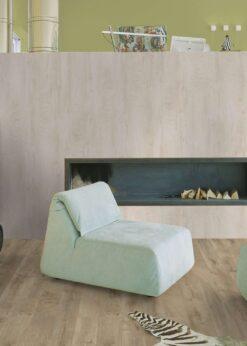 Salon con suelo laminado Kaindl Roble Fresco Lodge K4381-22