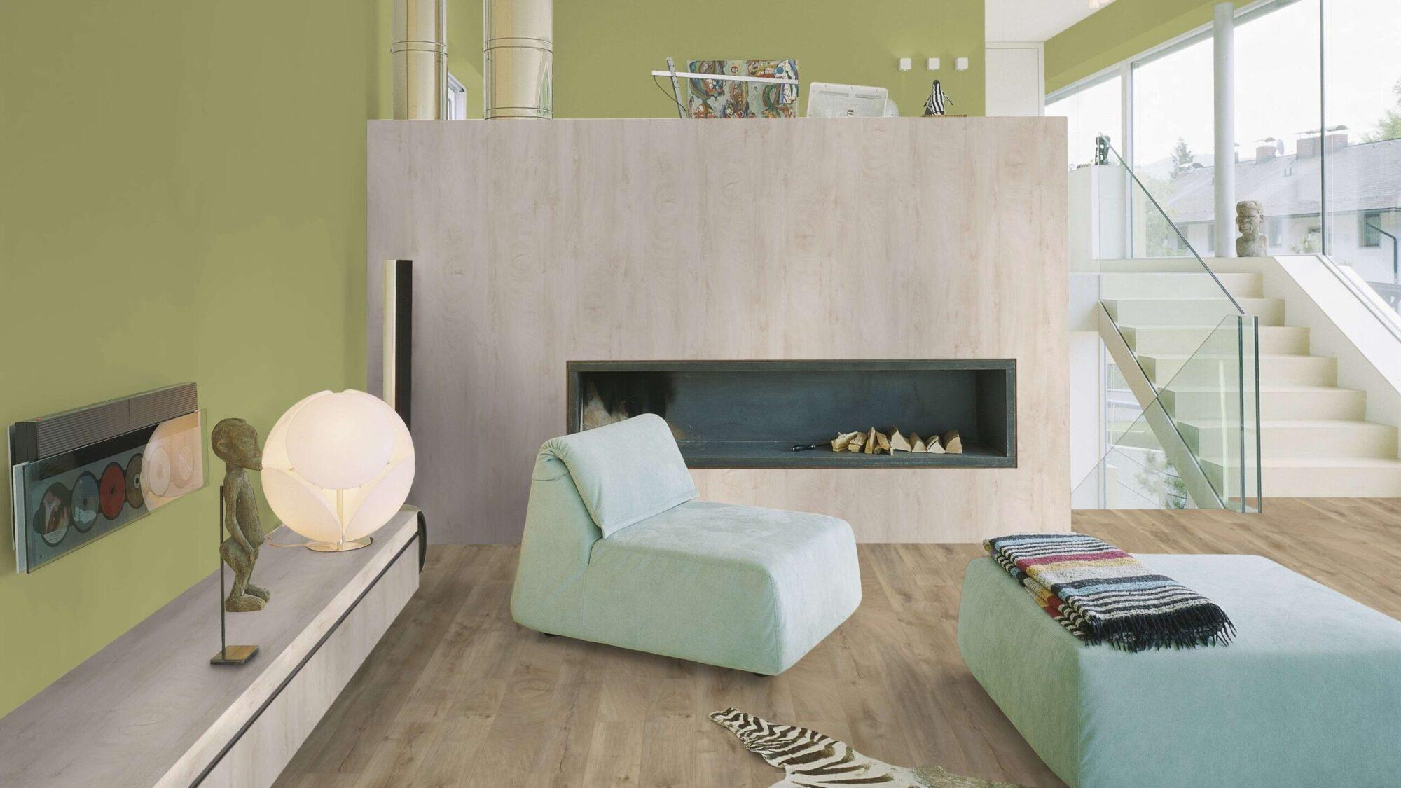 Salon con suelo laminado Kaindl Roble Fresco Lodge K4381