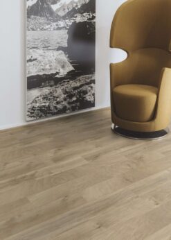 Salon con suelo laminado Kaindl Roble Fresco Lodge K4381-3