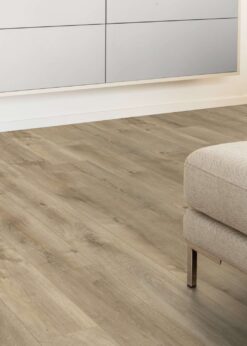 Salon con suelo laminado Kaindl Roble Fresco Lodge K4381-4