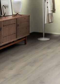 Salon con suelo laminado Kaindl Roble Pleno K4350-1