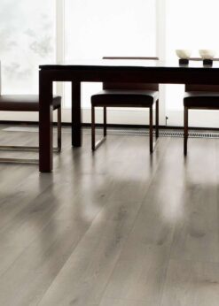 Salon con suelo laminado Kaindl Roble Pleno K4350-16