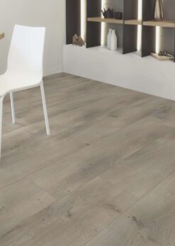 Salon con suelo laminado Kaindl Roble Pleno K4350-17