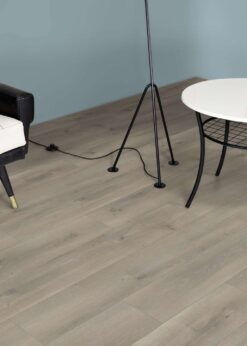 Salon con suelo laminado Kaindl Roble Pleno K4350-18