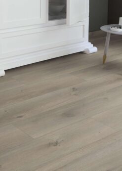 Salon con suelo laminado Kaindl Roble Pleno K4350-19