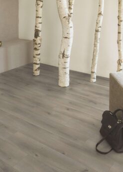 Salon con suelo laminado Kaindl Roble Pleno K4350-2