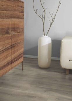 Salon con suelo laminado Kaindl Roble Pleno K4350-20