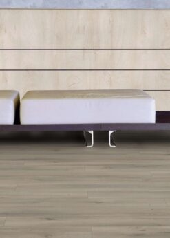 Salon con suelo laminado Kaindl Roble Pleno K4350-21
